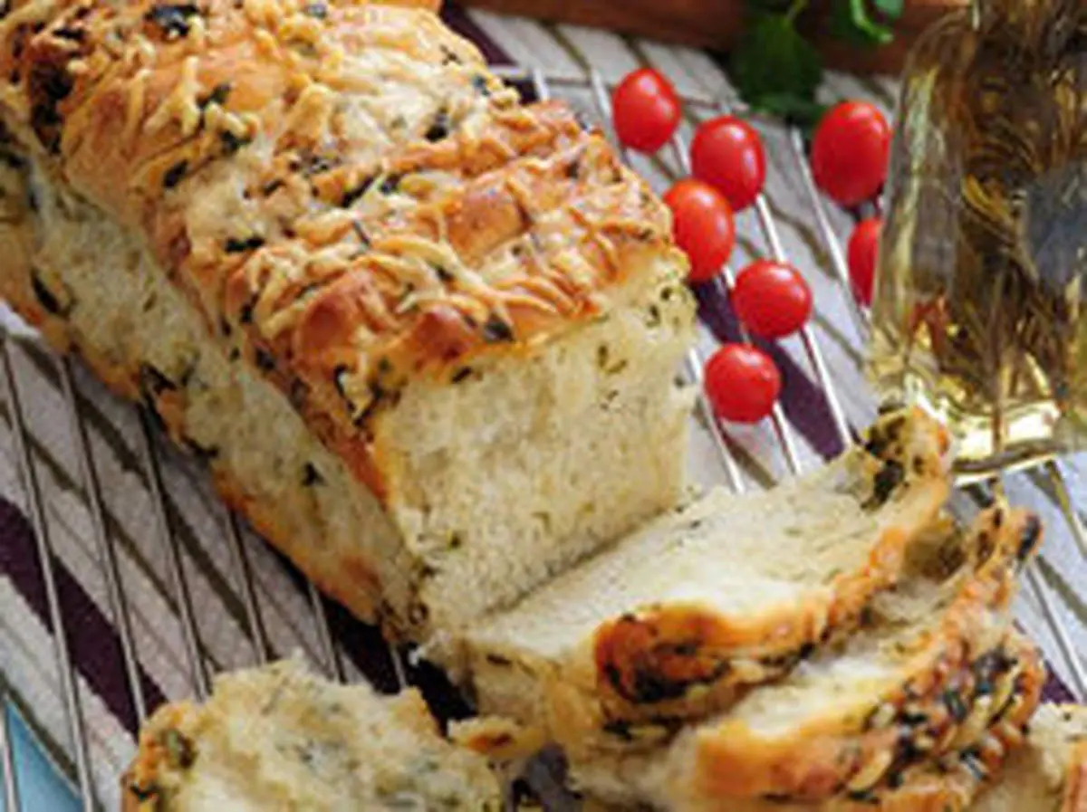 طرز تهیه نان سیر با سبزی و پنیر؛ پیش غذای متفاوت