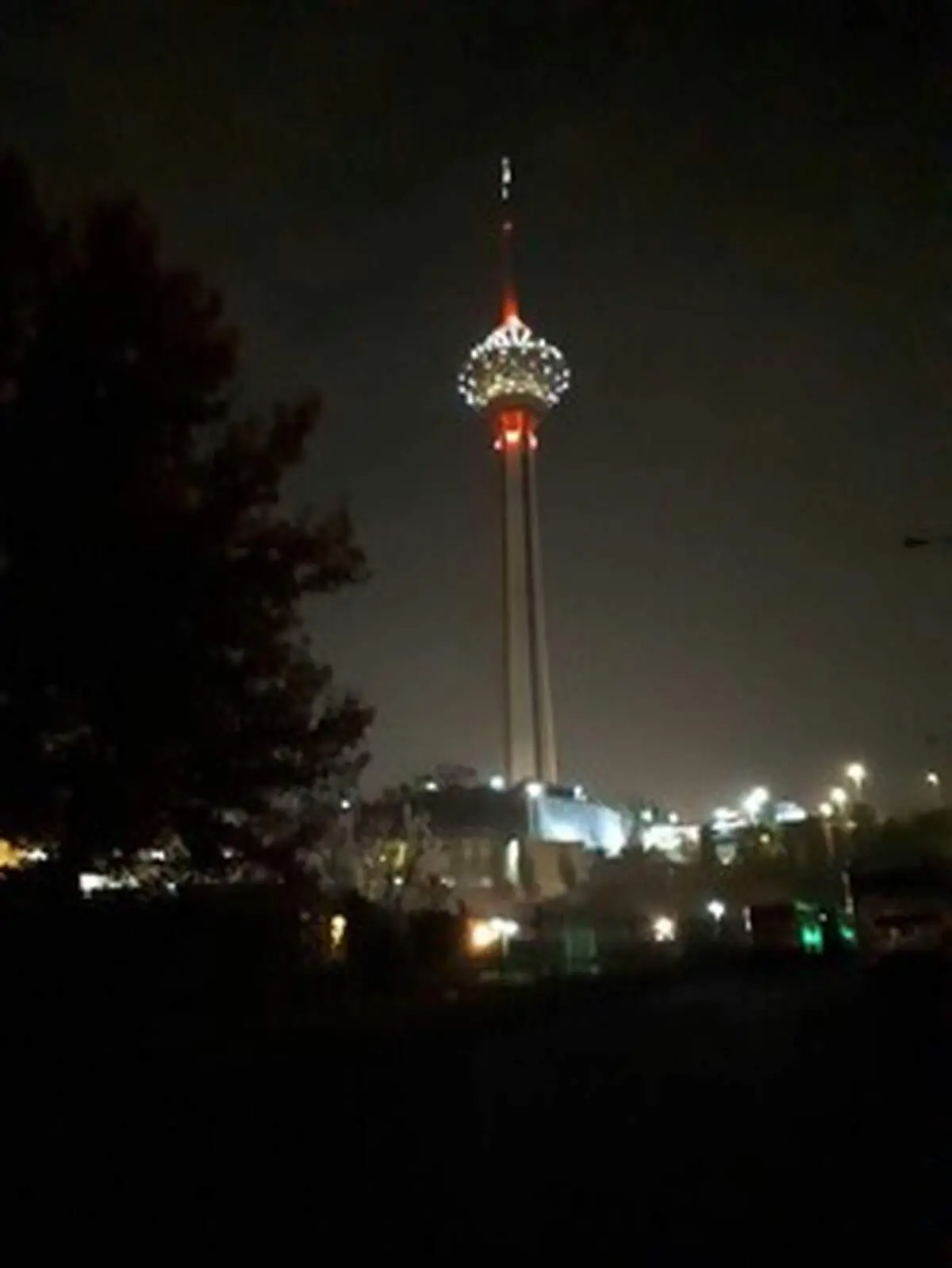 برج میلاد هم در روز بازی پرسپولیس قرمزپوش شد