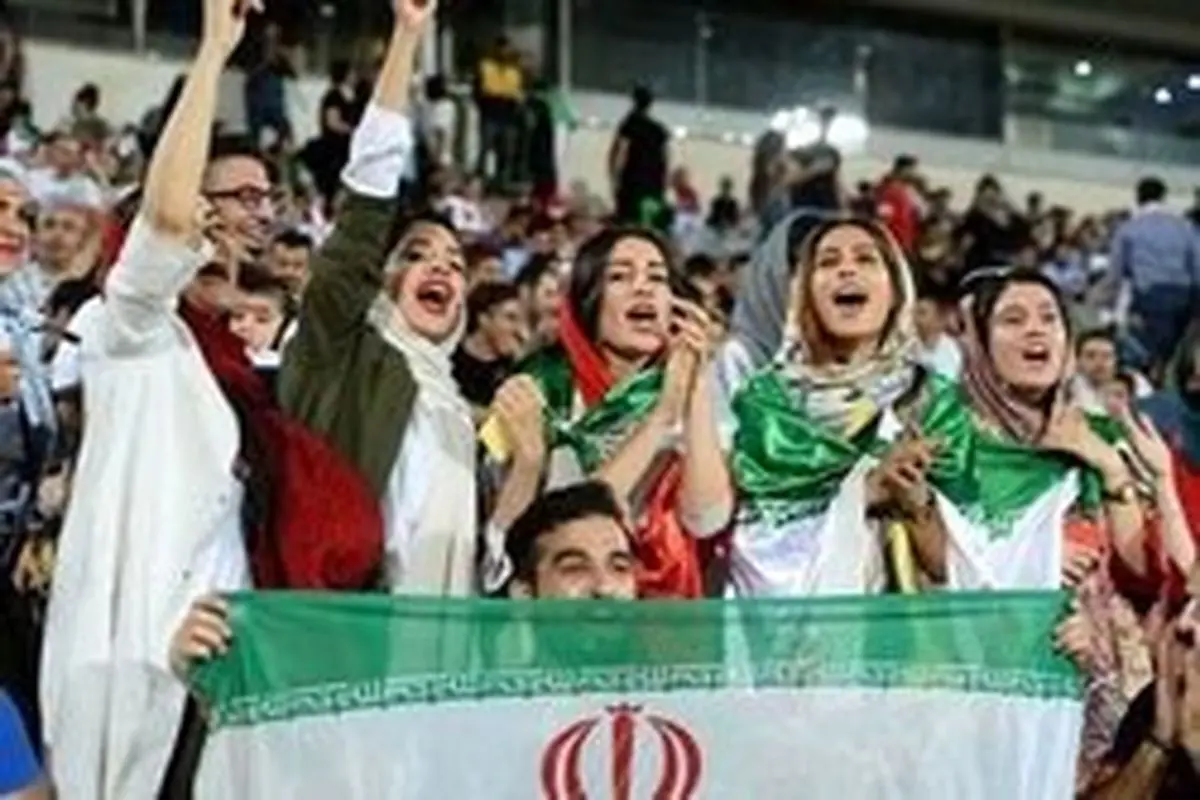 تشویق زنان حاضر در آزادی توسط هزاران پرسپولیسی