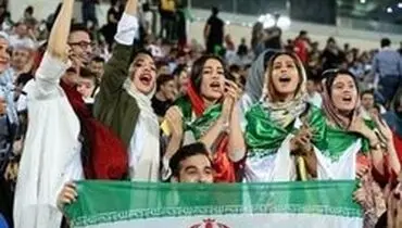تشویق زنان حاضر در آزادی توسط هزاران پرسپولیسی
