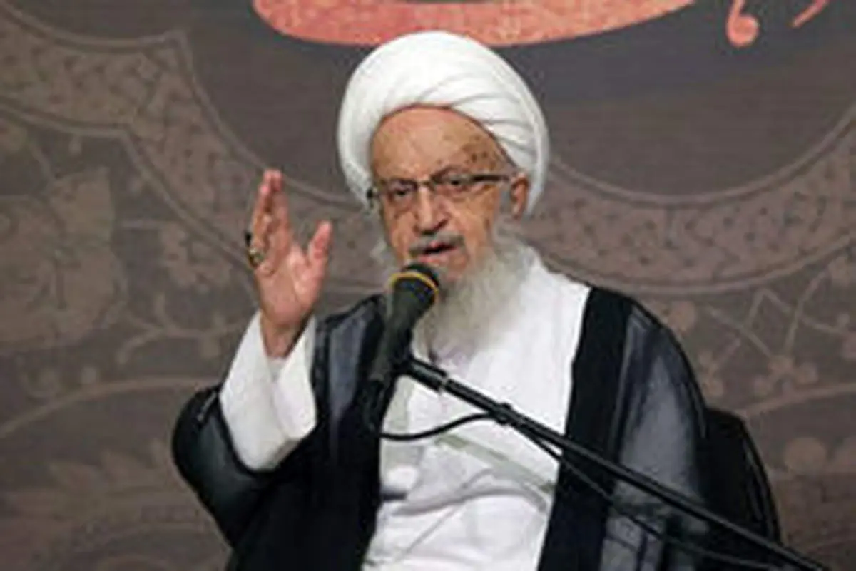 انتقاد آیت‌الله مکارم‌شیرازی به حضور بانوان در ورزشگاه