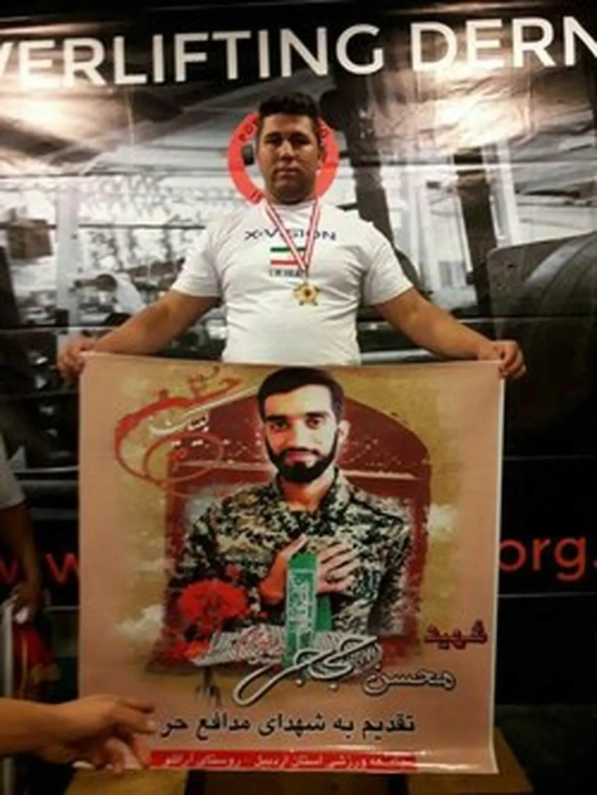 قهرمانی که چای و قلیان می‌فروشد