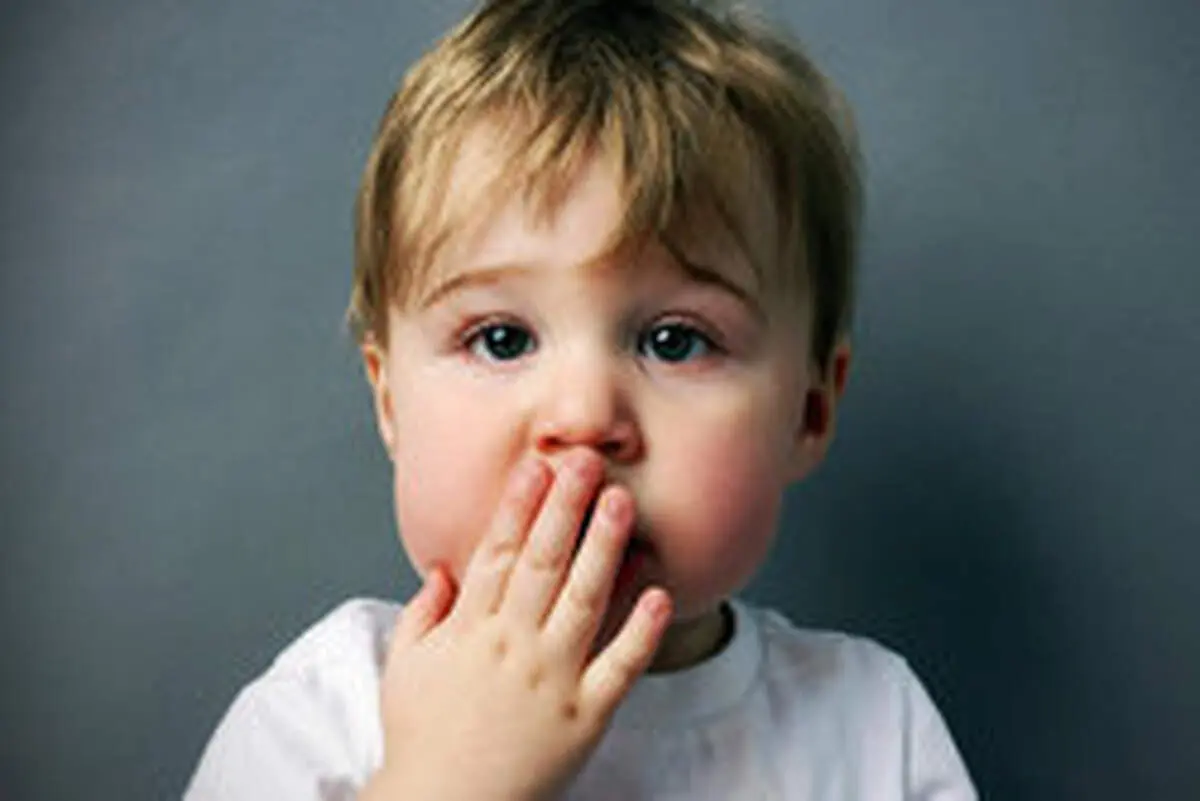به این دلایل بچه ها را بوس نکنید