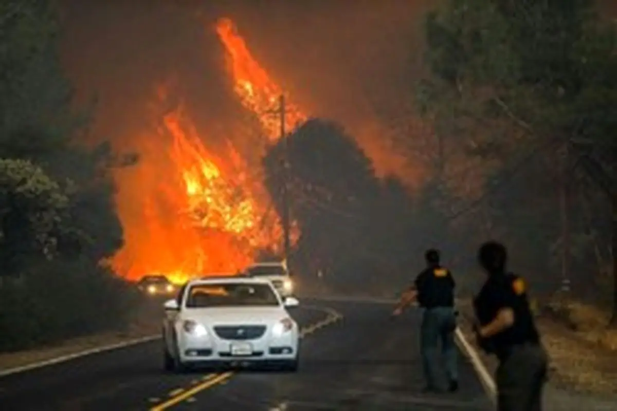 آتش‌سوزی در کالیفرنیا به حاشیه بزرگراه‌ها رسید