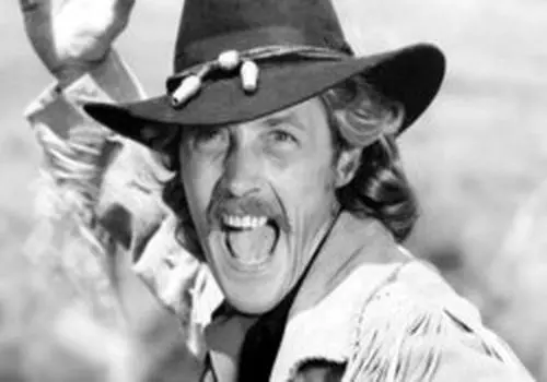 اقدام تبلیغاتی بدون مجوز یک بازیگر معروف روی تابلوی مشهور شهر