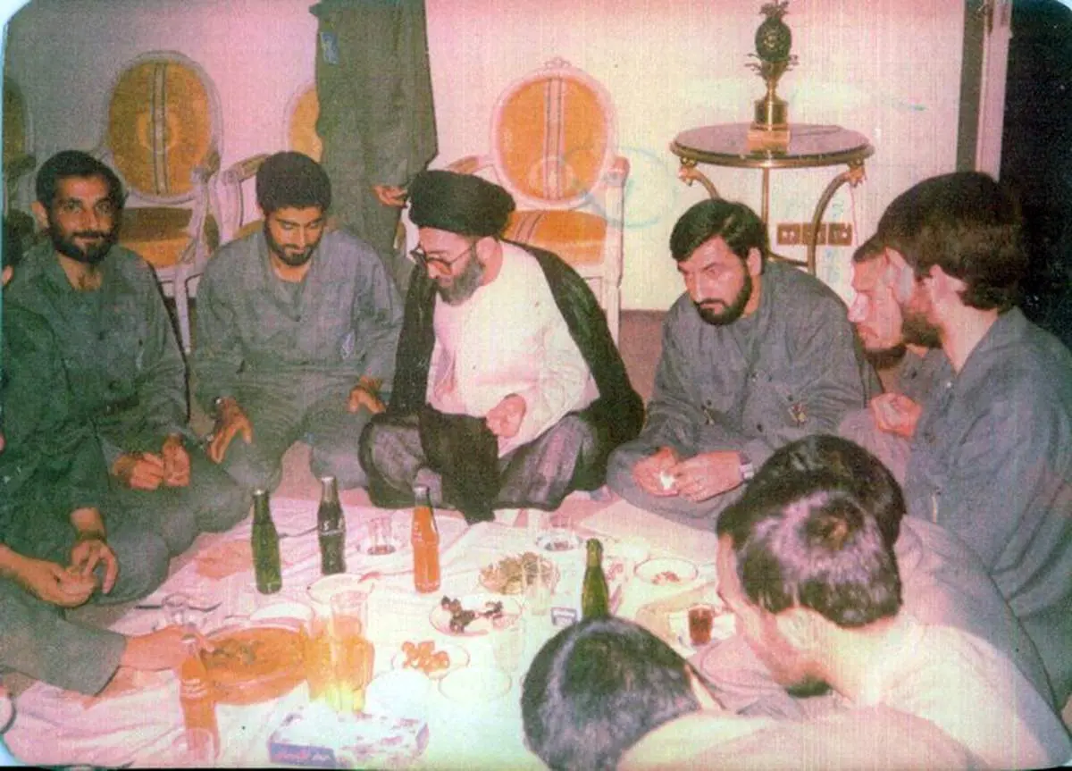 عکس: آیت الله خامنه ای، شهید باکری، محسن رضایی، قاسم سلیمانی، رحیم صفوی در جبهه