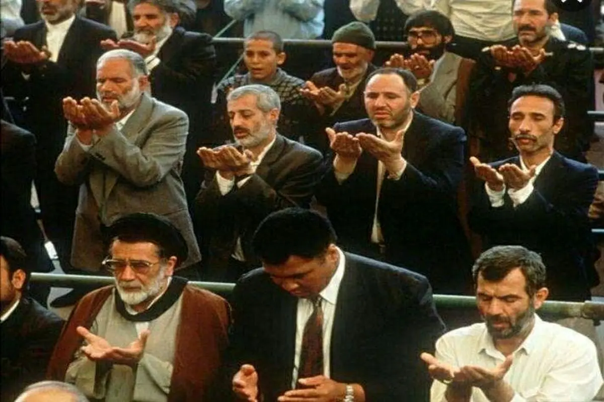 تصویری از محمدعلی کلی در صف نماز جمعه تهران