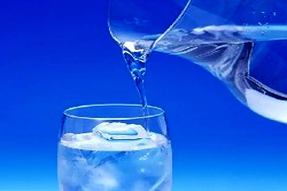 مضرات نوشیدن آب سرد با غذا