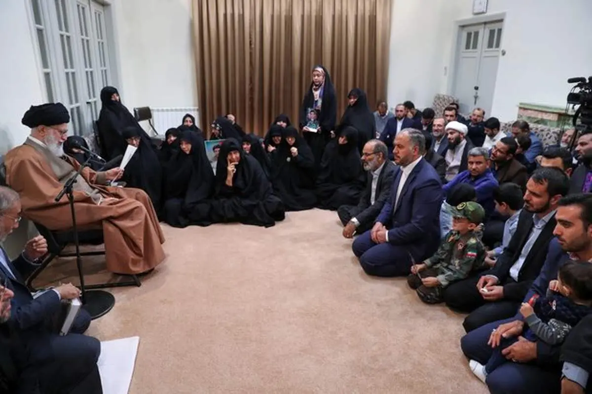 رهبر انقلاب: مانند شهدایتان به کشور، نظام و اسلام خدمت کنید
