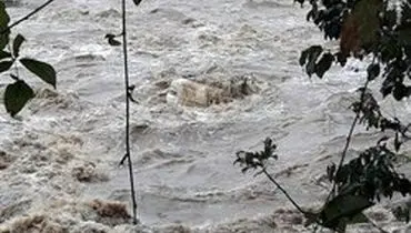 عکس: سقوط پراید به رودخانه فومن