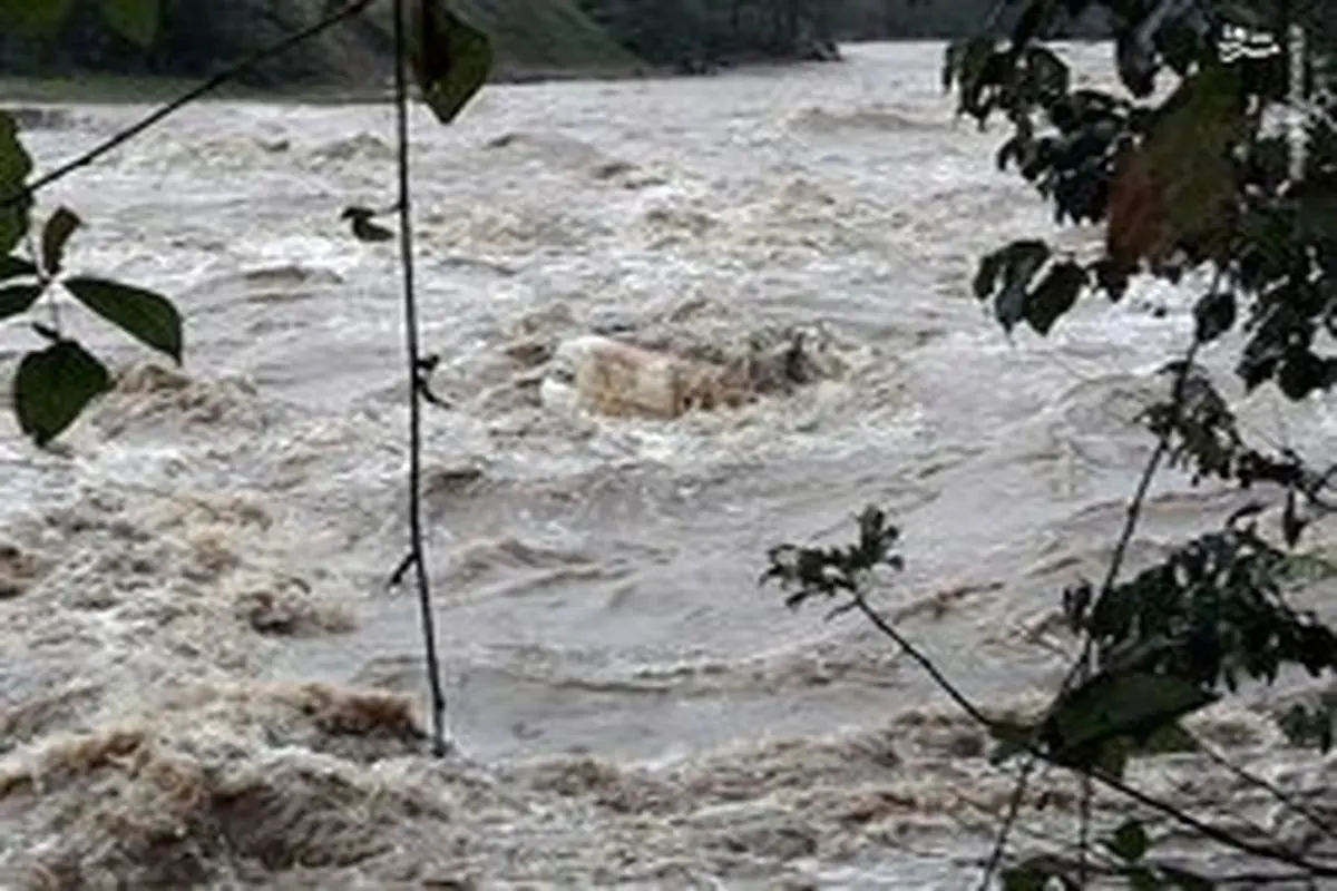 عکس: سقوط پراید به رودخانه فومن