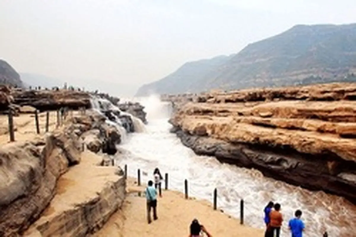 بزرگ‌ترین آبشار زرد رنگ دنیا در چین