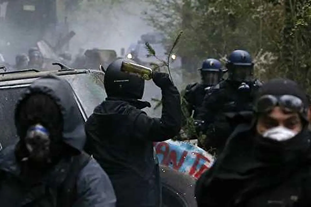ویدیو| درگیری پلیس با مردم در فرانسه از نگاه پلیس