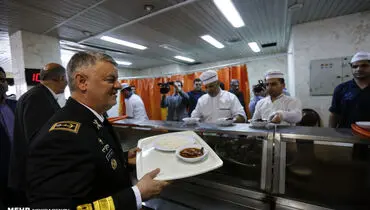 دریادار خانزادی در غذاخوری دانشجویان +عکس