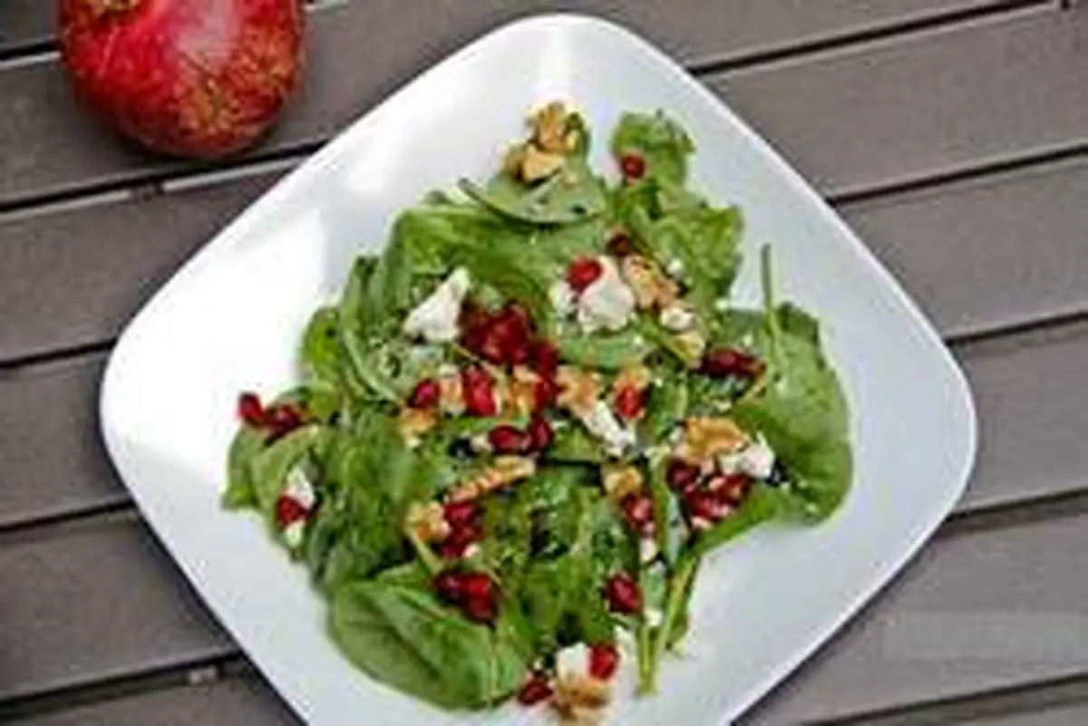 طرز تهیه سالاد اسفناج با رب انار