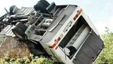 اتوبوسی با ۸ سرنشین در محور شیراز واژگون شد