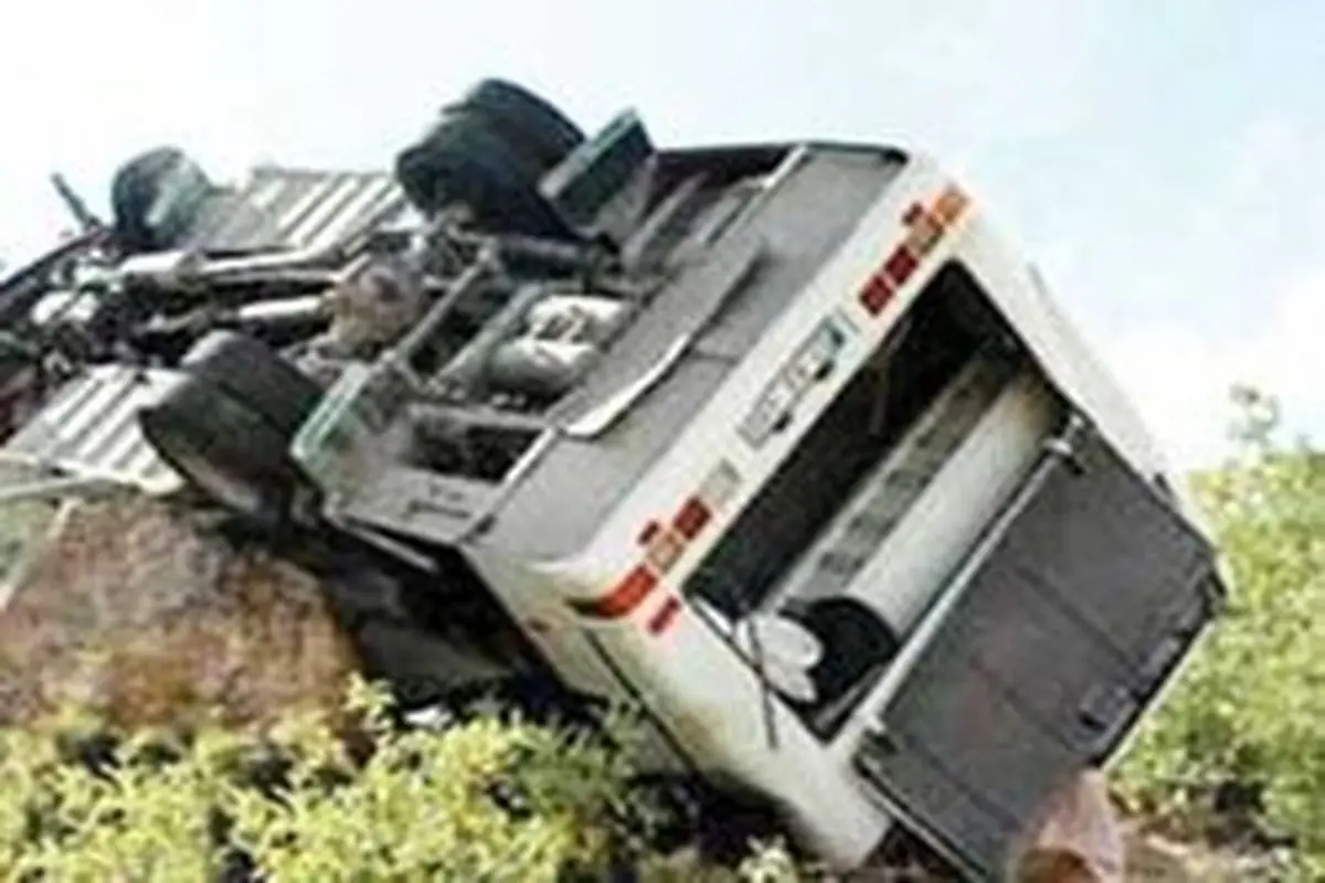 اتوبوسی با ۸ سرنشین در محور شیراز واژگون شد