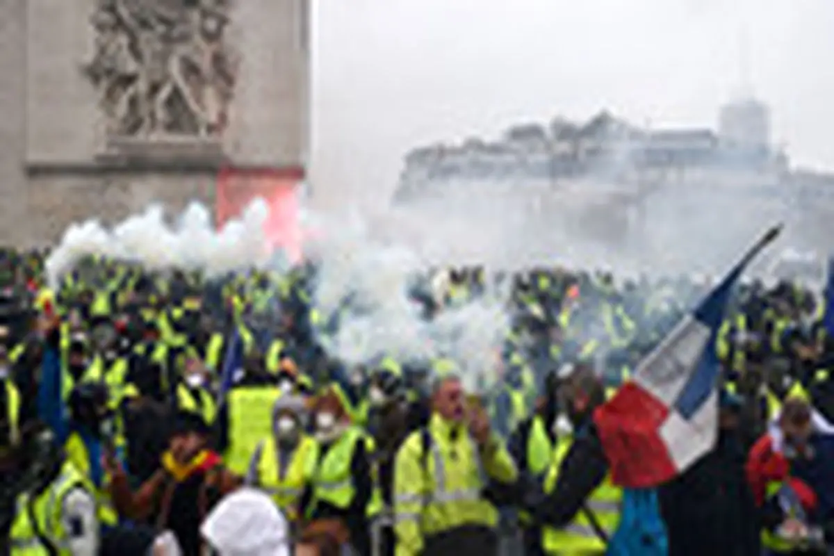 پاریس غرق در دود و آتش