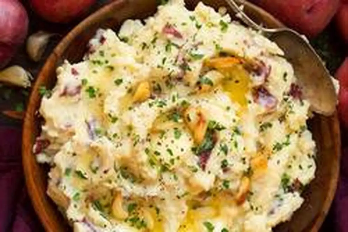 طرز تهیه پوره سیب زمینی با پیاز داغ و نعنا