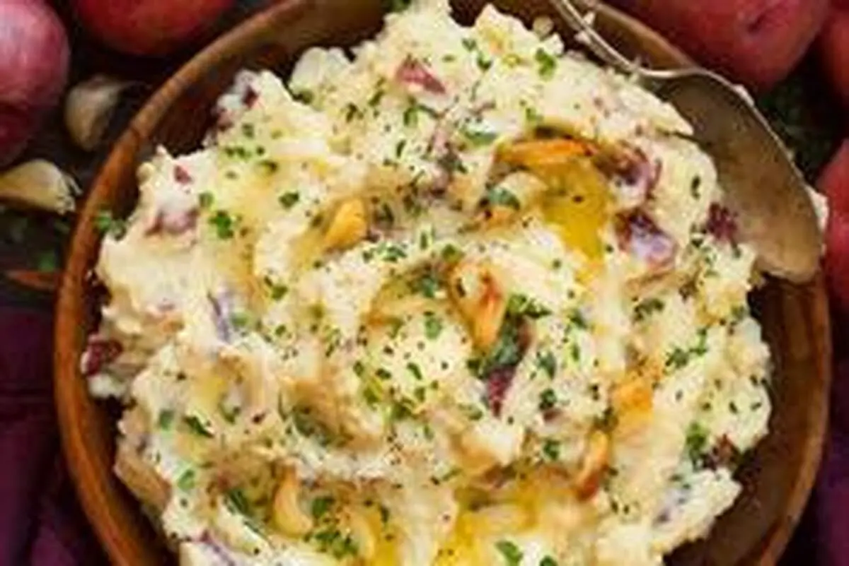 طرز تهیه پوره سیب زمینی با پیاز داغ و نعنا