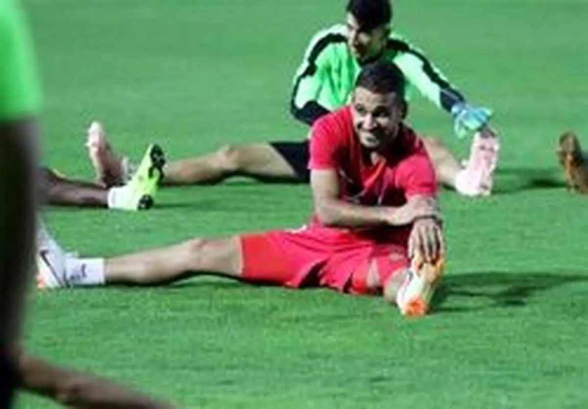 درگیری لفظی ۲ بازیکن پرسپولیس وسط زمین!