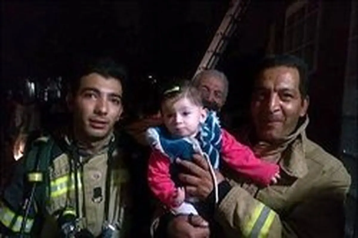 نجات دختر بچه‌ ۸ ماهه از میان دود +عکس