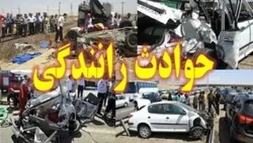 برخورد اتوبوس با وانت پیکان در جاده چالوس