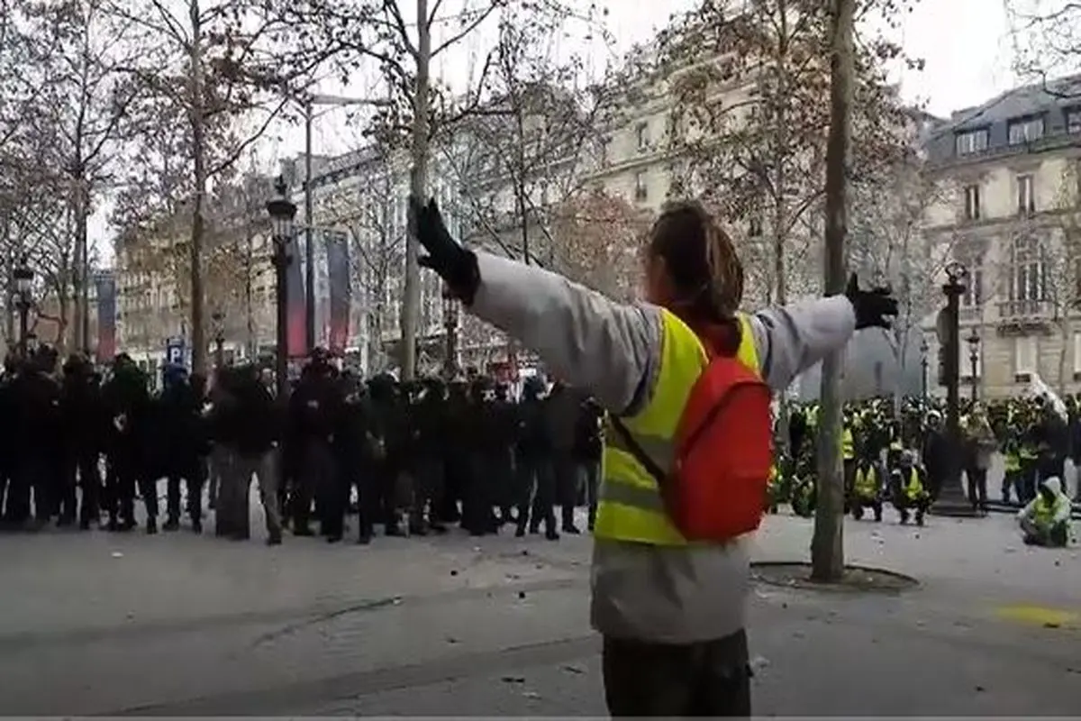 شلیک پلیس فرانسه با گلوله پلاستیکی به جلیقه زردها