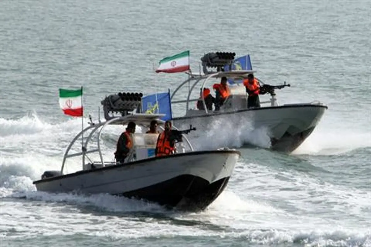 ویدیو| لحظه نزدیک شدن قایق‌های تندرو ایران به ناو هواپیمابر آمریکایی