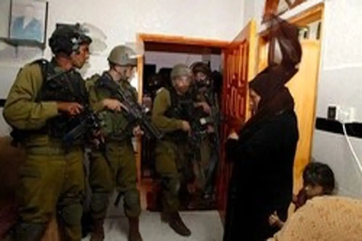وحشت کودک فلسطینی از هجوم صهیونیست ها به منزلشان +عکس