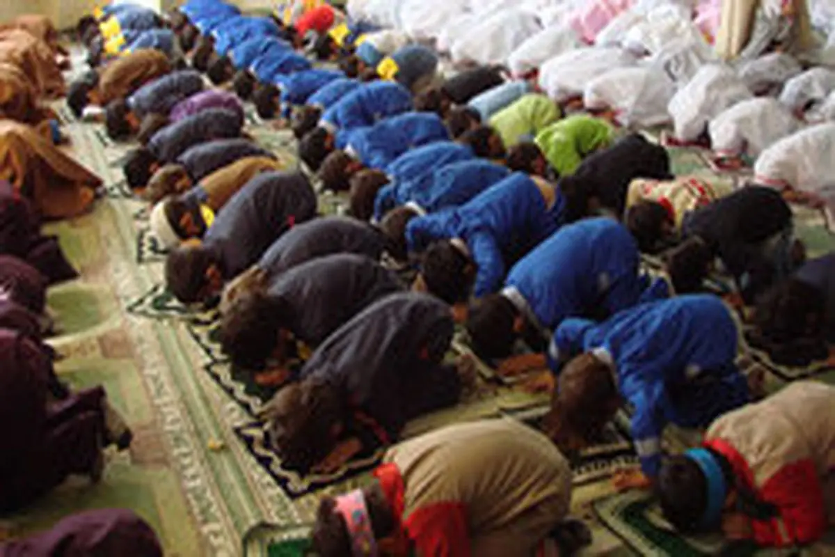 در خواندن نماز فاصله زن و مرد چقدر باید باشد؟