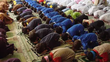 در خواندن نماز فاصله زن و مرد چقدر باید باشد؟