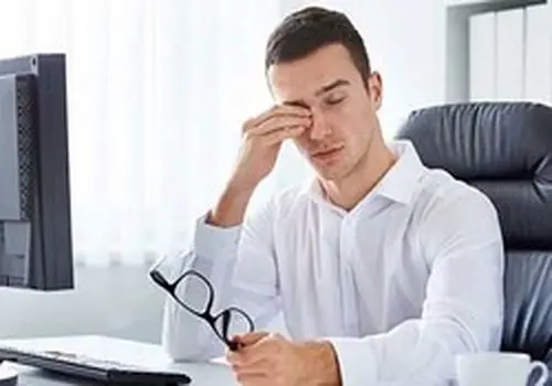 پریدن مکرر پلک؛ چه زمانی می‌تواند زنگ خطر سلامتی باشد؟