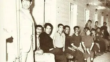 تصویری جالب از از صف حمام نمره در دهه پنجاه