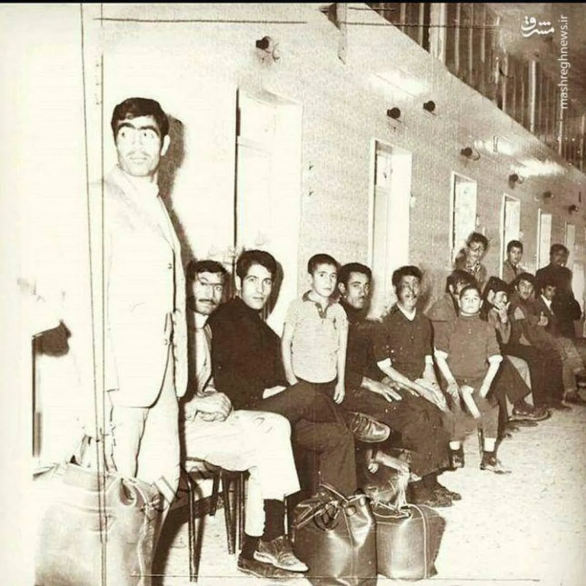 تصویری جالب از از صف حمام نمره در دهه پنجاه
