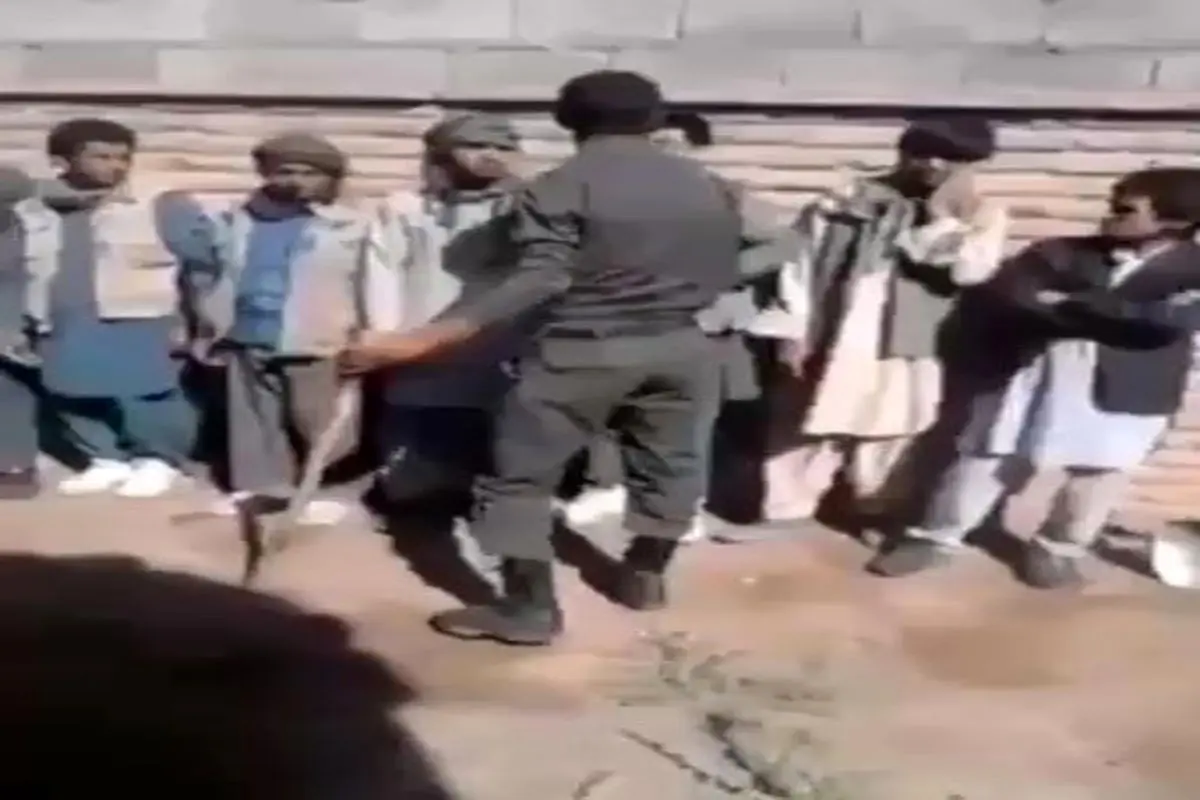 ویدیو| سیلی زدن و تحقیر مهاجران افغانستانی توسط یک سرباز
