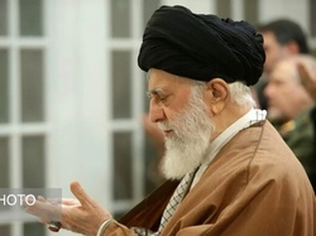 رهبر انقلاب بر پیکر آیت‌الله هاشمی‌شاهرودی اقامه نماز می‌کنند