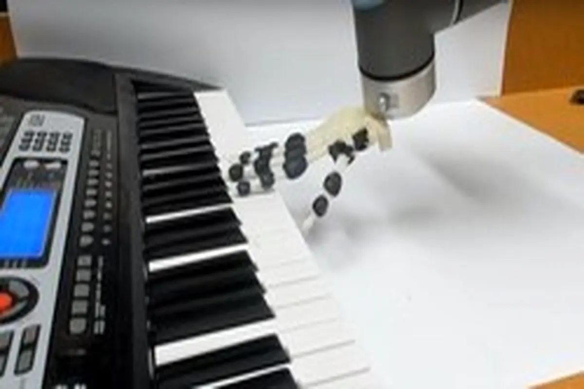 دست رباتیکی که پیانو می‌نوازد