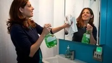 به راحتی آینه غبار گرفته حمام تان راتمیز کنید