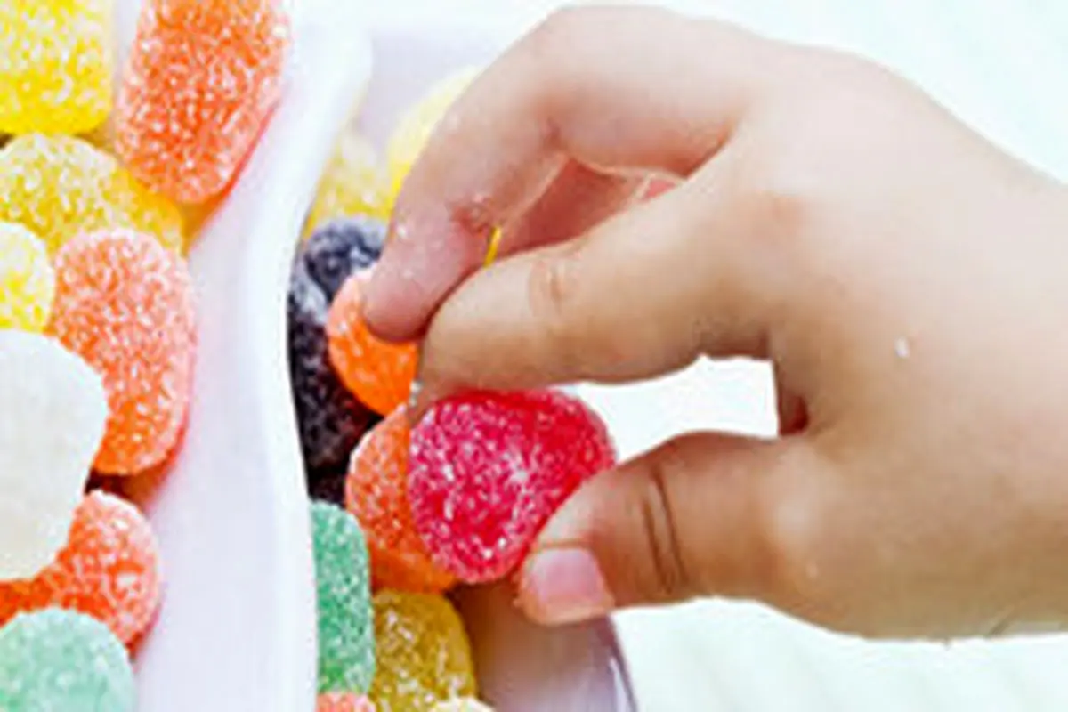 توصیه‌هایی برای جلوگیری از خوردن تنقلات شیرین توسط کودکان