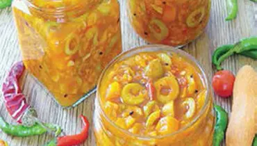 ترشی مخلوط زیتون با غذا می‌چسبه!