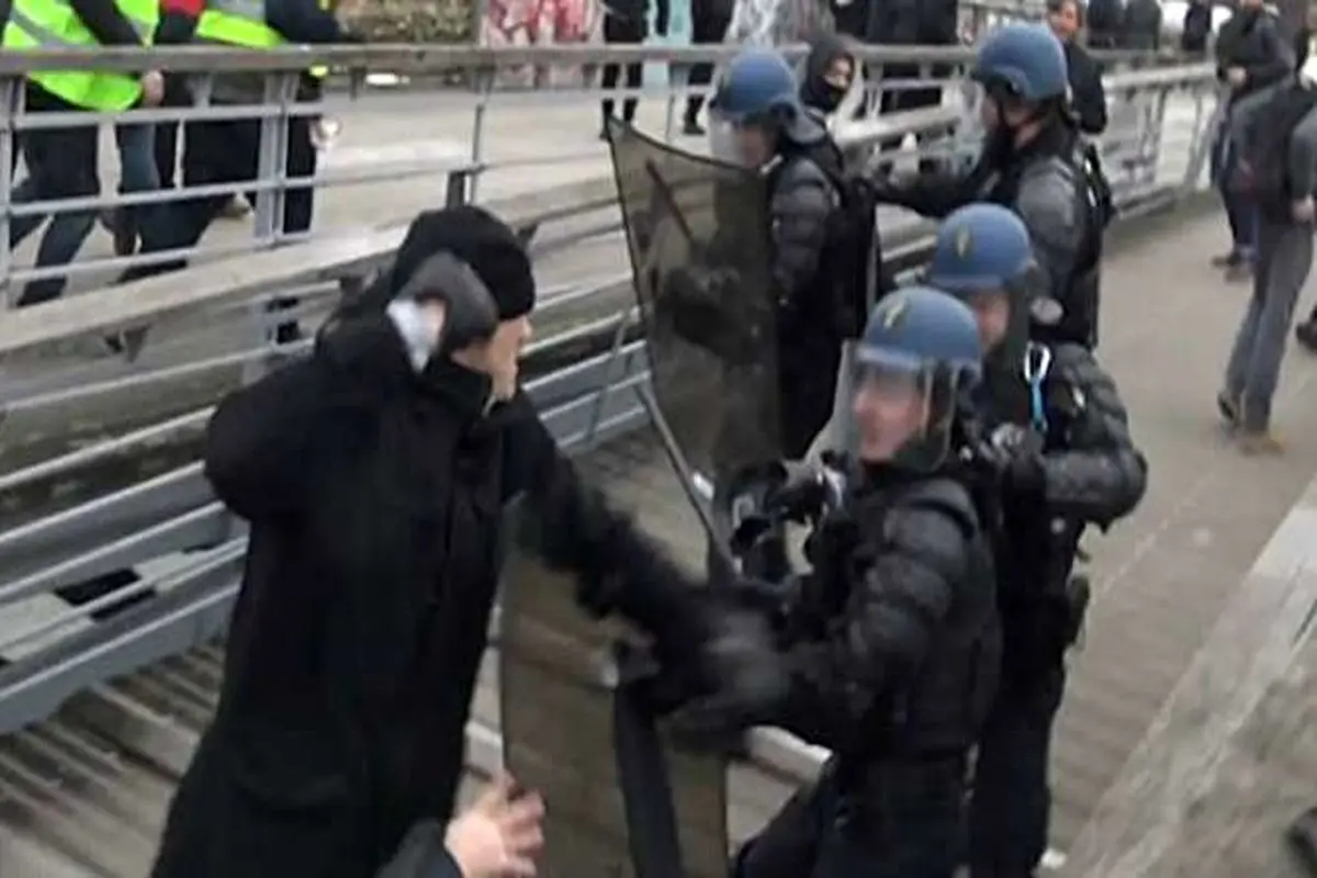 جنجال حضور «بوکسورها» در میان پلیس و جلیقه‌زردهای فرانسه +ویدیو