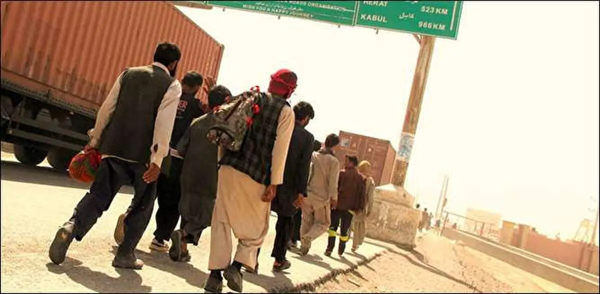 سقوط «ریال» ۳۵۰ هزار مهاجر افغانستانی را فراری داد