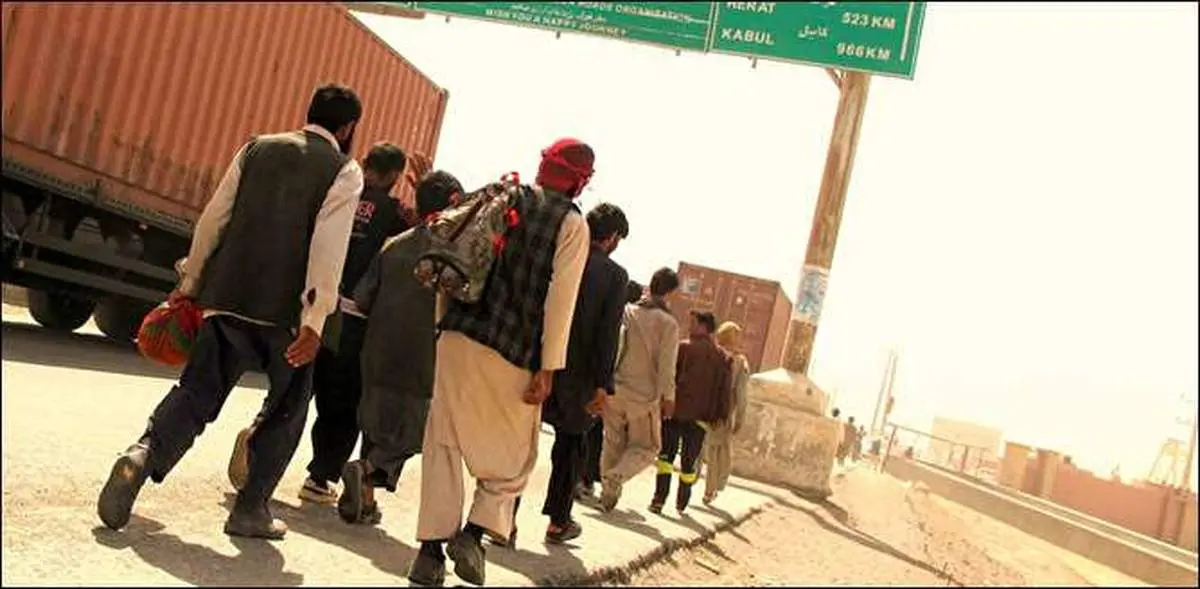 سقوط «ریال» ۳۵۰ هزار مهاجر افغانستانی را فراری داد