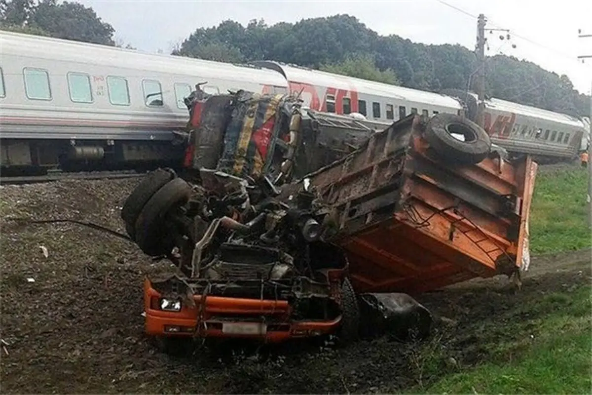تصادف وحشتناک خودرو با دو قطار