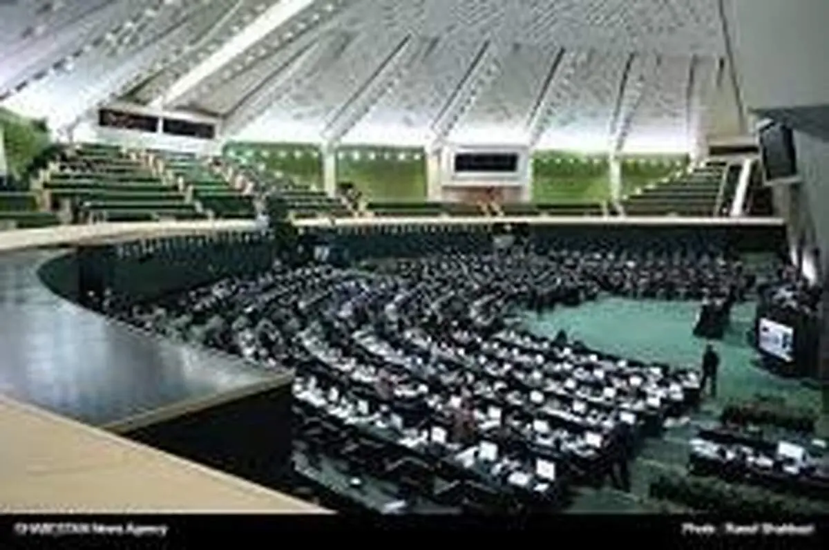 نماینده میانه در مجلس تحصن کرد