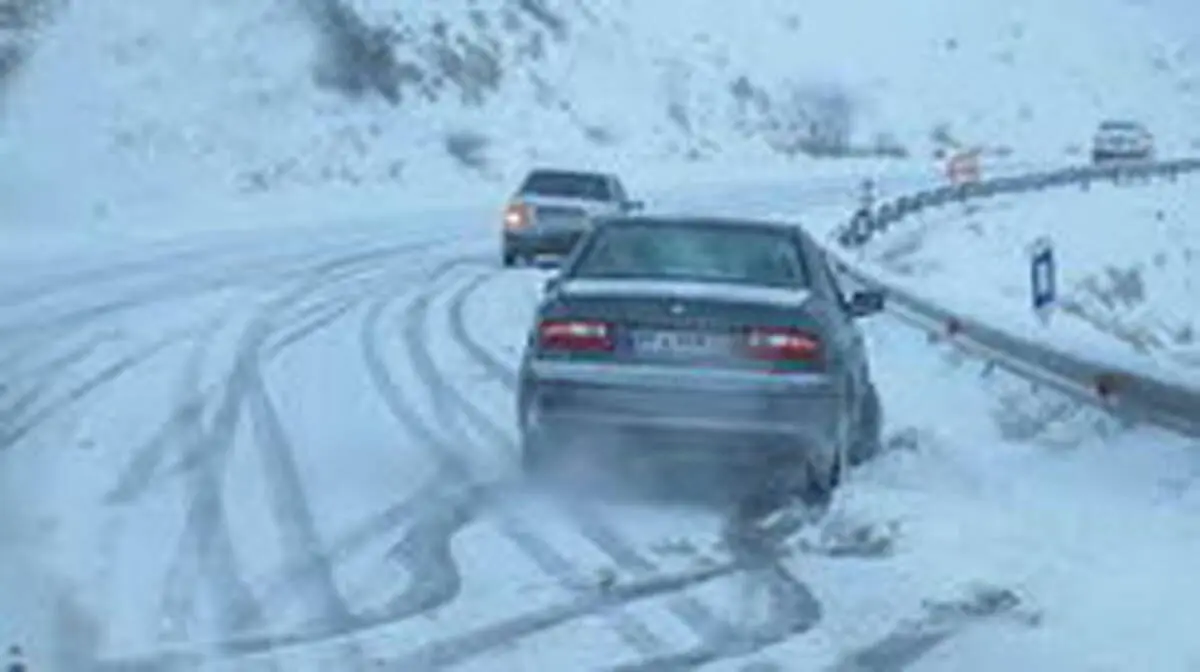 سطح جاده‌های استان زنجان لغزنده است