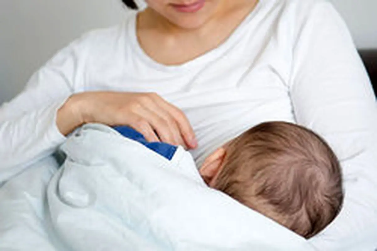 آیا عرق کردن نوزاد هنگام شیرخوردن نشان دهنده بیماری یا مشکل است؟