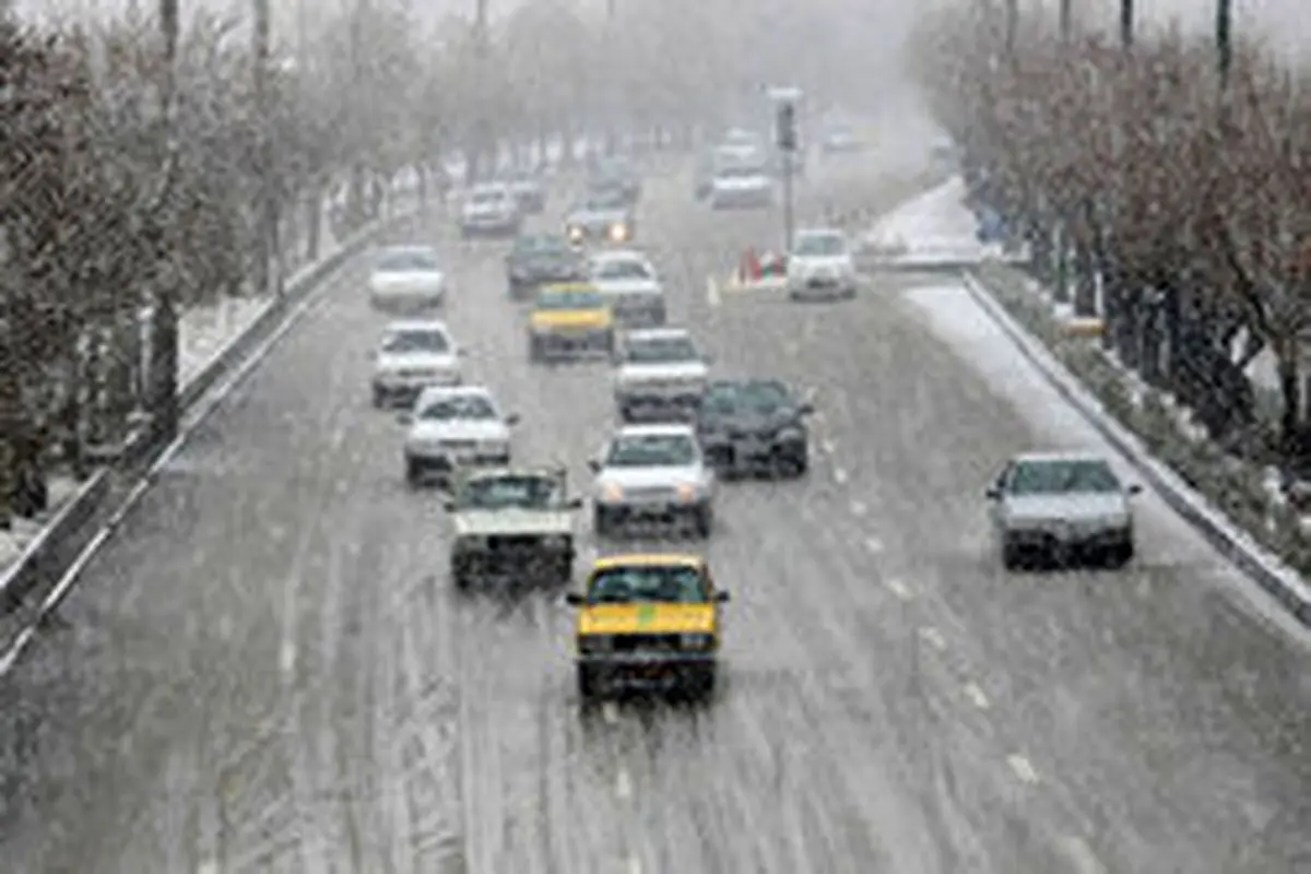 برف، ترافیک تهران را سنگین کرد
