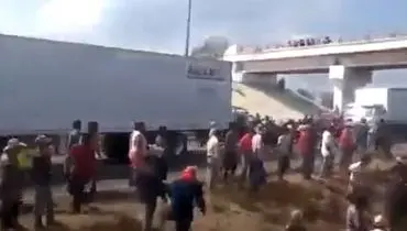 غارت بار کامیون های در حال حرکت توسط مردم مکزیک